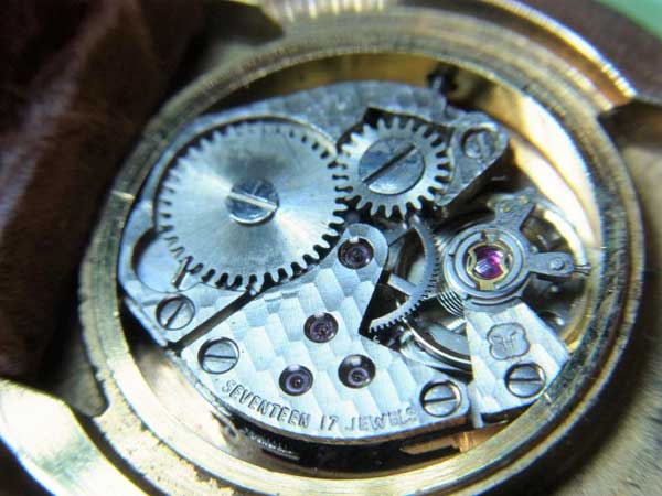 ランバン アンティークの手巻式 18ミリベルト パリの伝統 稀少なフォンテンメロン社製の樽型ムーブ搭載 カルティエを思わせるローマ数字の優雅な時計