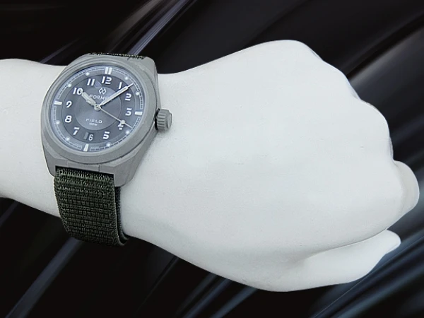 フォルメックス フィールド 150m チタン サンドイッチダイヤル カーキグリーンのナイロンベルクロストラップ装着 オートマチック BOX・保証書付属  Formex Field Automatic Gen 2 [代行おまかせコース]