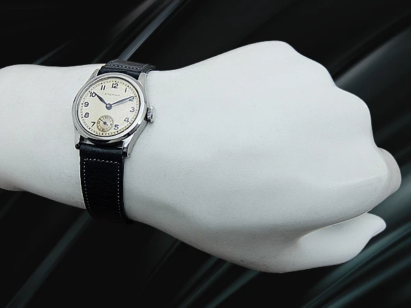 エテルナ スモールセコンド ステイブライト クラムシェルケース パティナダイヤル 社外製レザーストラップ装着 ミリタリースタイル 手巻き ETERNA [代行おまかせコース]