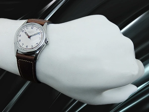 ユニバーサルジュネーブ 17石 Cal.267 SS シルバーダイヤル 社外製レザー装着 手巻き UNIVERSAL GENEVE [代行おまかせコース]