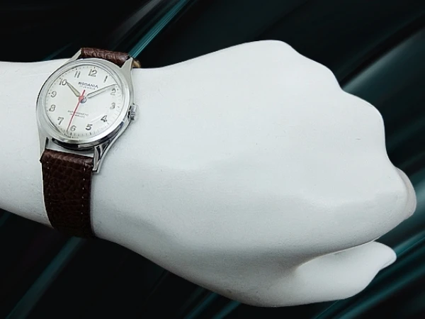 ロダニア センターセコンド Cal.1686 SS シルバーダイヤル 社外製レザー装着 手巻き RODANIA INCABLOC [代行おまかせコース]