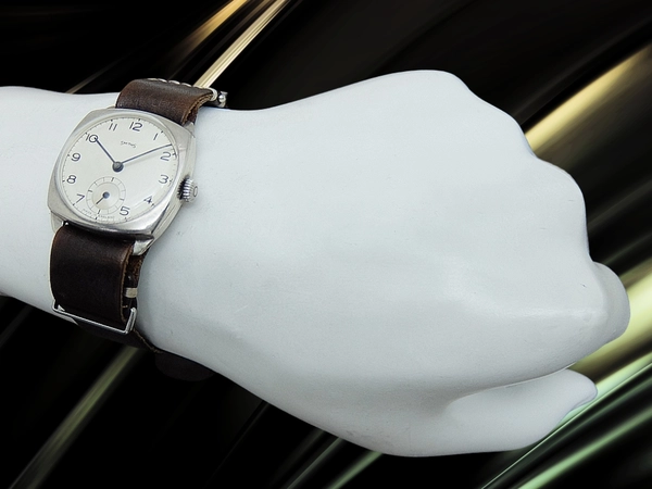 スミス 初期型 15石 Cal.1215 重量29g デニソン社銀無垢 クッション シルバーダイヤル 社外引き通しストラップ装着 手巻き 勤続記念 Smiths Sterling Silver 925 [代行おまかせコース]