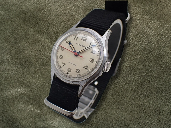 ハイドパーク ミリタリースタイル 50年代 スイス製 17石 メッキ/SS シルバーダイヤル 引き通しストラップ装着 HYDEPARK WATCH CO [代行おまかせコース]