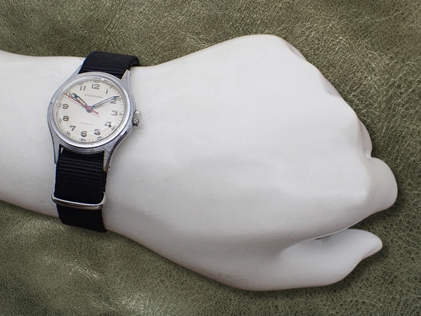 ハイドパーク ミリタリースタイル 50年代 スイス製 17石 メッキ/SS シルバーダイヤル 引き通しストラップ装着 HYDEPARK WATCH CO [代行おまかせコース]