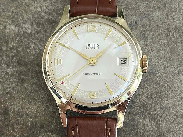 スミス SMITHS 外周ギョウシェダイヤル 赤秒針 英国ブリティッシュウォッチ