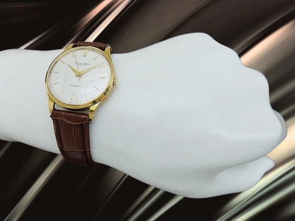IWC オールドインター Cal.853 重量36g 18KYG 金無垢 筆記体ロゴ シルバーダイヤル オートマチック INTERNATIONAL WATCH Co. [代行おまかせコース]