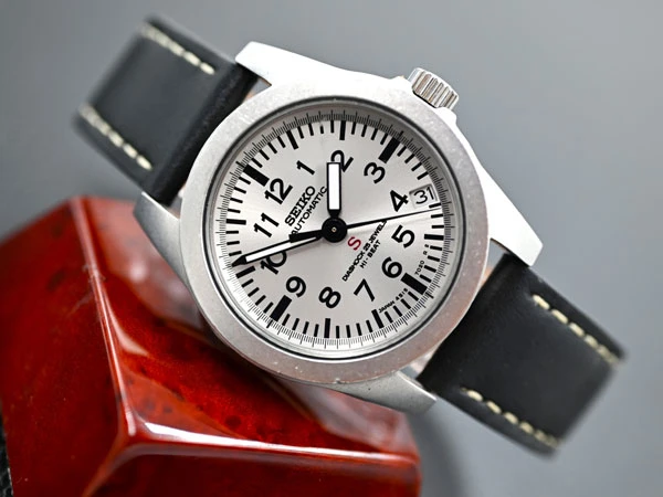 セイコー SEIKO SUS メカサス 4S15-7020 ミリタリー調 フラットベゼル シルバーダイアル オートマチック 絶版モデル
