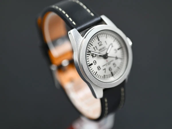 セイコー SEIKO SUS メカサス 4S15-7020 ミリタリー調 フラットベゼル シルバーダイアル オートマチック 絶版モデル