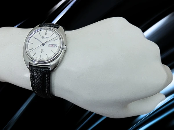 グランドセイコー ハイビート 5646-7000 SS エッグケース シルバーダイヤル GSメダリオン 社外製ベルト装着 オートマチック GRAND SEIKO HI-BEAT [代行おまかせコース]