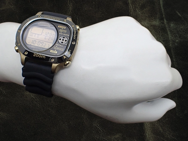 セイコー スキューバマスター M725-5A00 液晶ディスプレイ ウレタンベルト装着 クオーツ SEIKO SCUBA MASTER [代行おまかせコース]