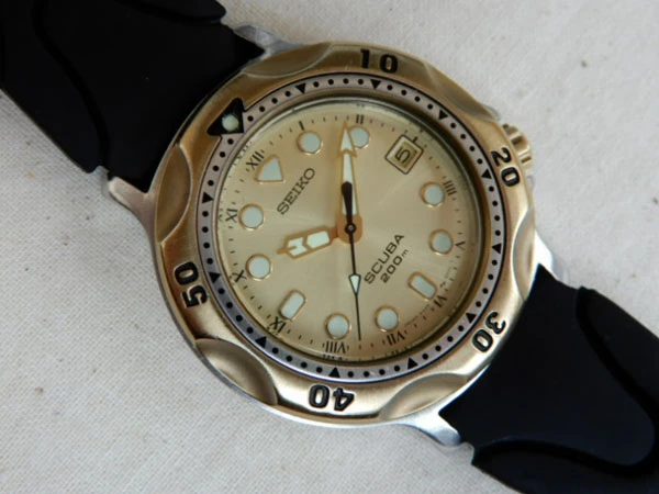 セイコー  5H25-6000ダイバー 200M クオーツ 80年代 カレンダー付き SEIKO SCUBA