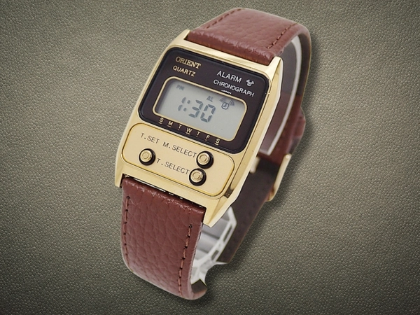 オリエント クオーツ デジタル 810501-40 CA GP/SS スクエア 液晶ダイヤル 3つボタン 社外レザー装着 ORIENT [代行おまかせコース]