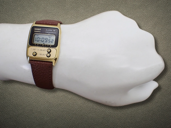 オリエント クオーツ デジタル 810501-40 CA GP/SS スクエア 液晶ダイヤル 3つボタン 社外レザー装着 ORIENT [代行おまかせコース]
