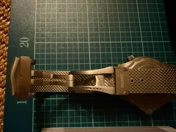 オメガ OMEGA シーマスター ダイバー300m 007エディション チタン製 箱・布製ケース(未使用)・保証書は完備
