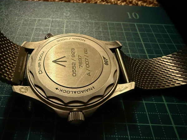 オメガ OMEGA シーマスター ダイバー300m 007エディション チタン製 箱・布製ケース(未使用)・保証書は完備