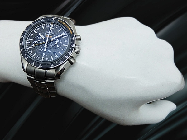 オメガ スピードマスター HB-SIA GMT コーアクシャル Ref.321.90.44.52.01.001 Cal.3603 チタン ブラック カーボンファイバー製ダイヤル ブレス仕様 オートマチック BOX・ギャラ付属 OMEGA Speedmaster HB-SIA GMT SOLAR IMPULSE [代行おまかせコース]