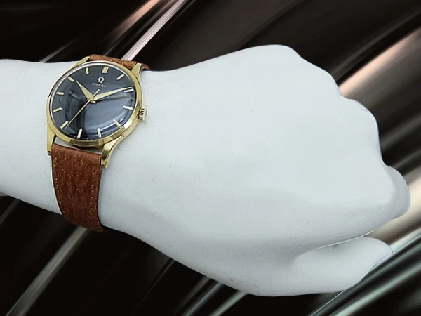 オメガ 重量30g 18KYG 金無垢 30mmキャリバー Ref.A2910-30SC Cal.284 ブラックダイヤル センターセコンド 社外レザー+Ω尾錠装着 手巻き OMEGA 30mm [代行おまかせコース]