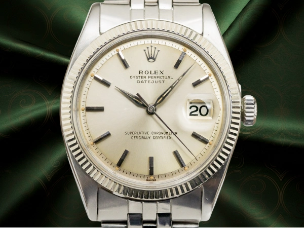 ロレックス デイトジャスト Ref.1601 18KWGフルーテッドベゼル 段落ちシルバーダイヤル アルファハンド ROLEX OYSTER PERPETUAL DATEJUST [ 代行おまかせコース ]