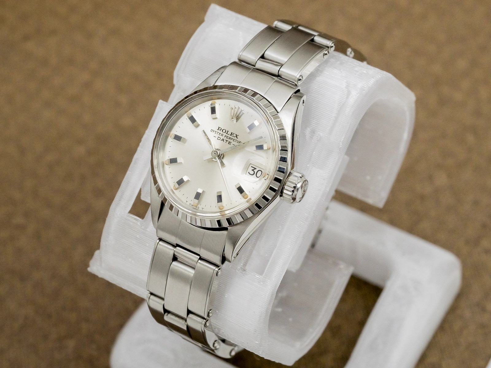 ロレックス レディース オイスターパーペチュアル デイト シルバーダイヤル エングレーブベゼル リベットブレス仕様 ROLEX PERPETUAL DATE  [ 代行おまかせコース ]