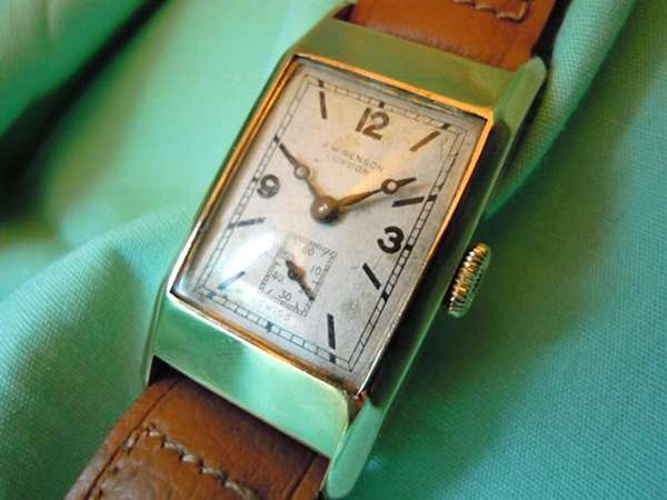 ベンソン 金無垢 大判の角型のアンティークの手巻き式腕時計