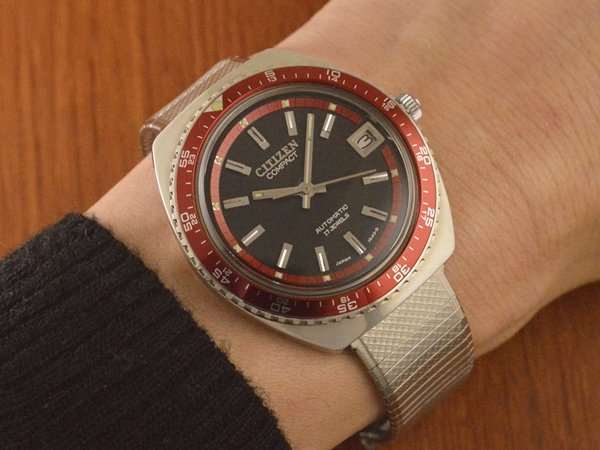 シチズン 未使用品 オートデーター コンパクト希少赤ベゼル ダイバータイプ SSブレス タグ付き 自動巻  アンティーウオッチマンはROLEX（ロレックス）・OMEGA（オメガ）・TUDOR（チュードル）などアンティーク腕時計の委託通販専門店—時計の委託・アンティーウオッチマン
