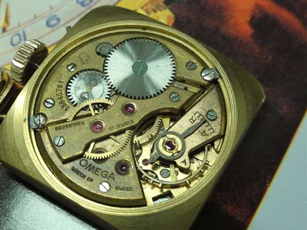 オメガ COSMIC トリプルカレンダームーンフェイズ 18金無垢 希少スクエアケース | アンティーウオッチマンはROLEX（ロレックス）・OMEGA （オメガ）・TUDOR（チュードル）などアンティーク腕時計の委託通販専門店—時計の委託・アンティーウオッチマン